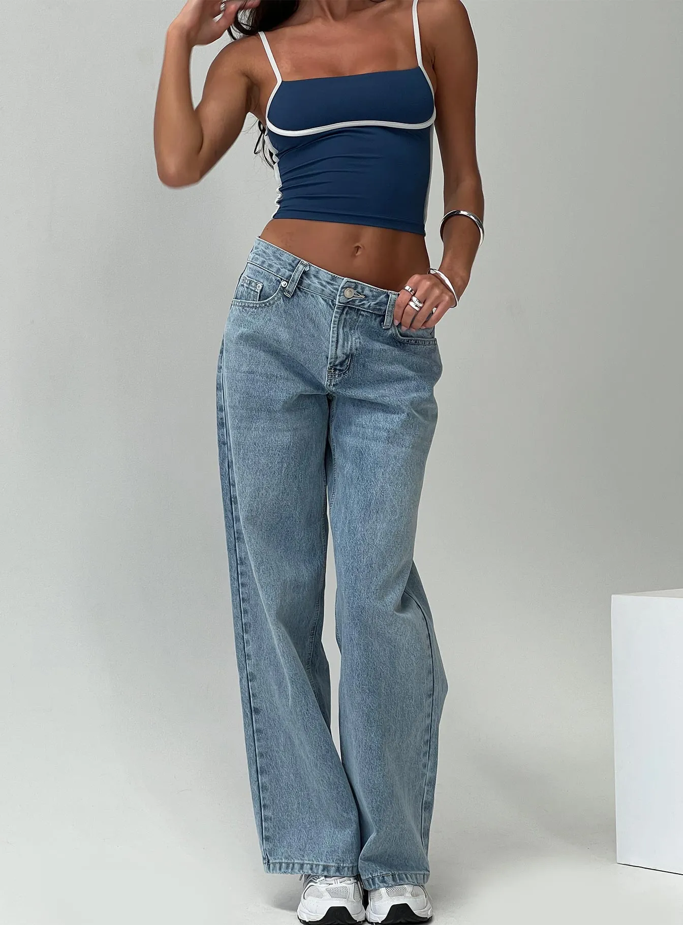 Serenitia Mid Rise Relaxed Jeans Light Wash